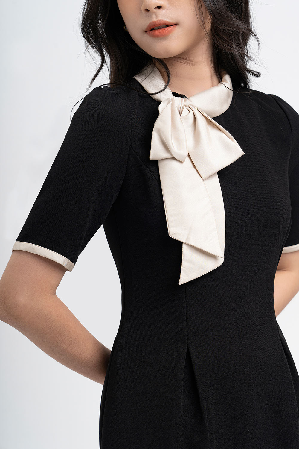 Đầm chữ A tay lửng phối nơ cổ 