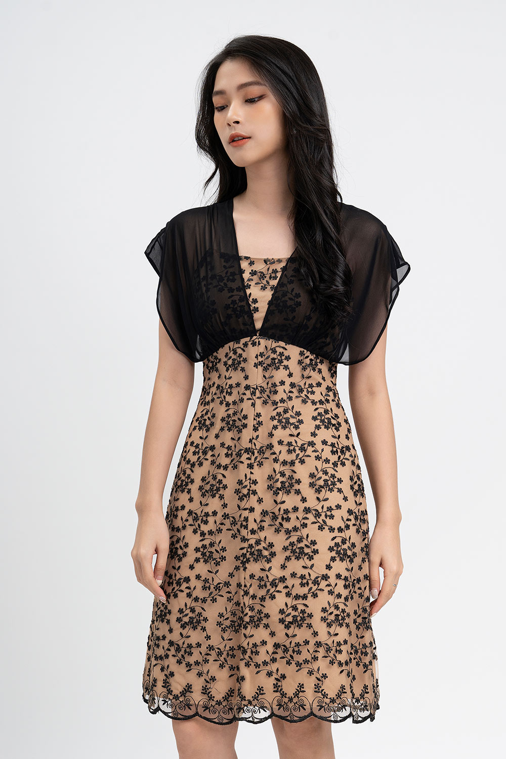 Đầm ren dáng chữ A họa tiết hoa thêu