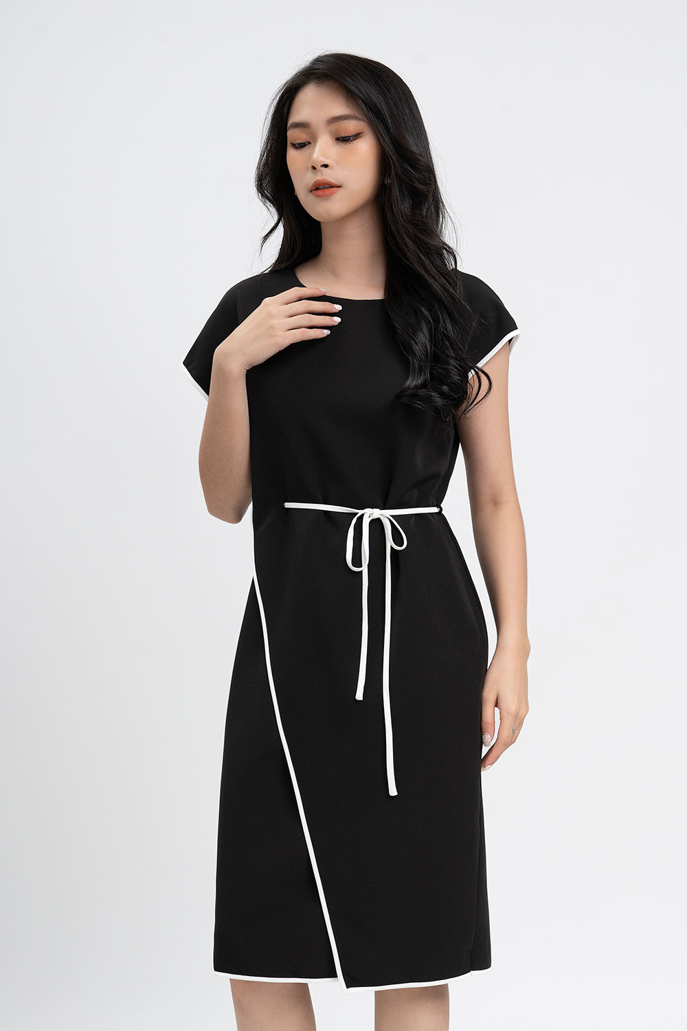 Đầm đen chữ A viền trắng phối nơ 