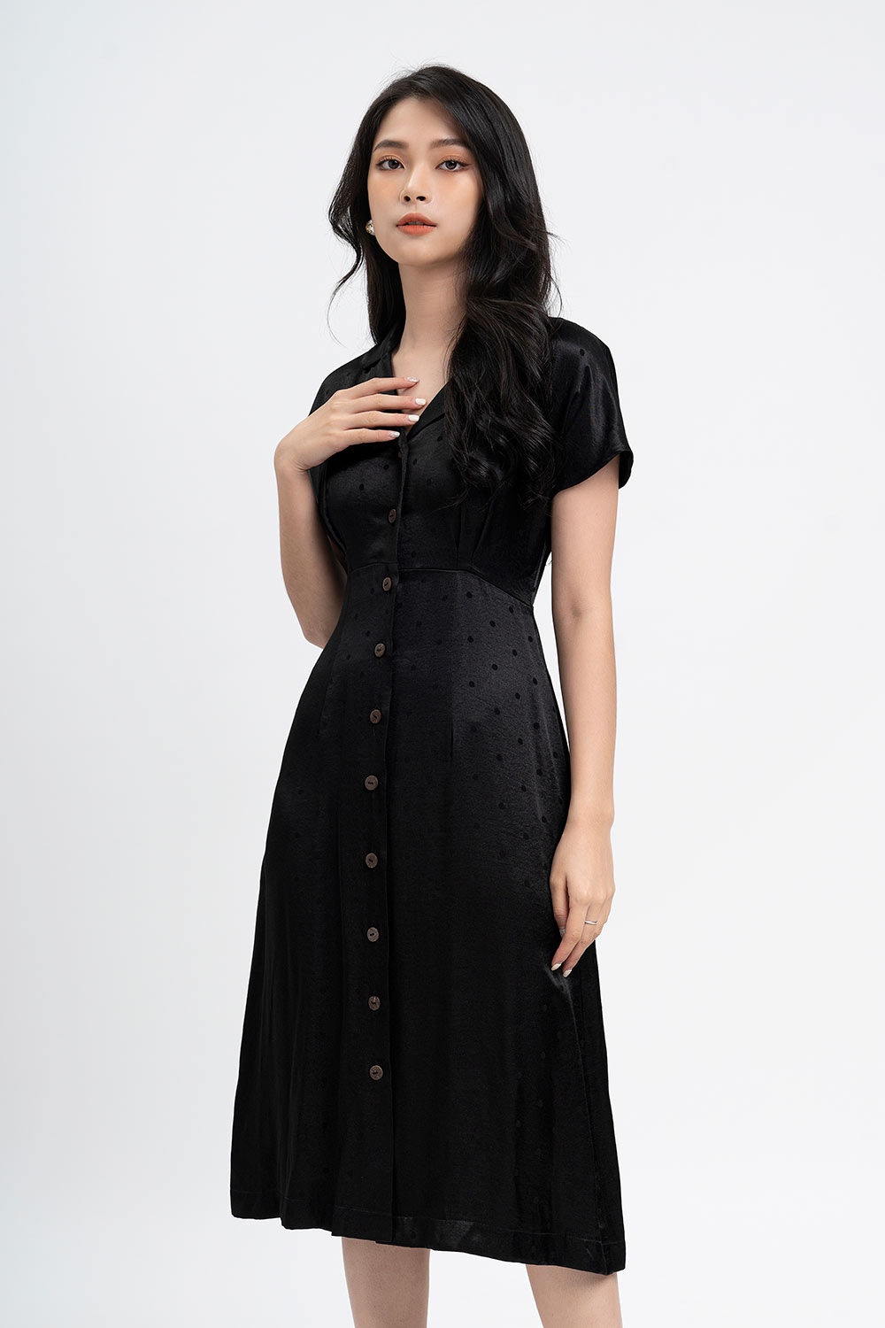 Đầm sơ mi dáng dài màu đen chấm bi 