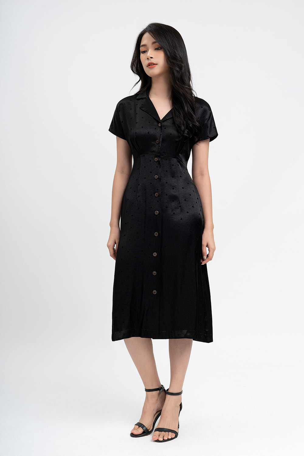 Đầm sơ mi dáng dài màu đen chấm bi 