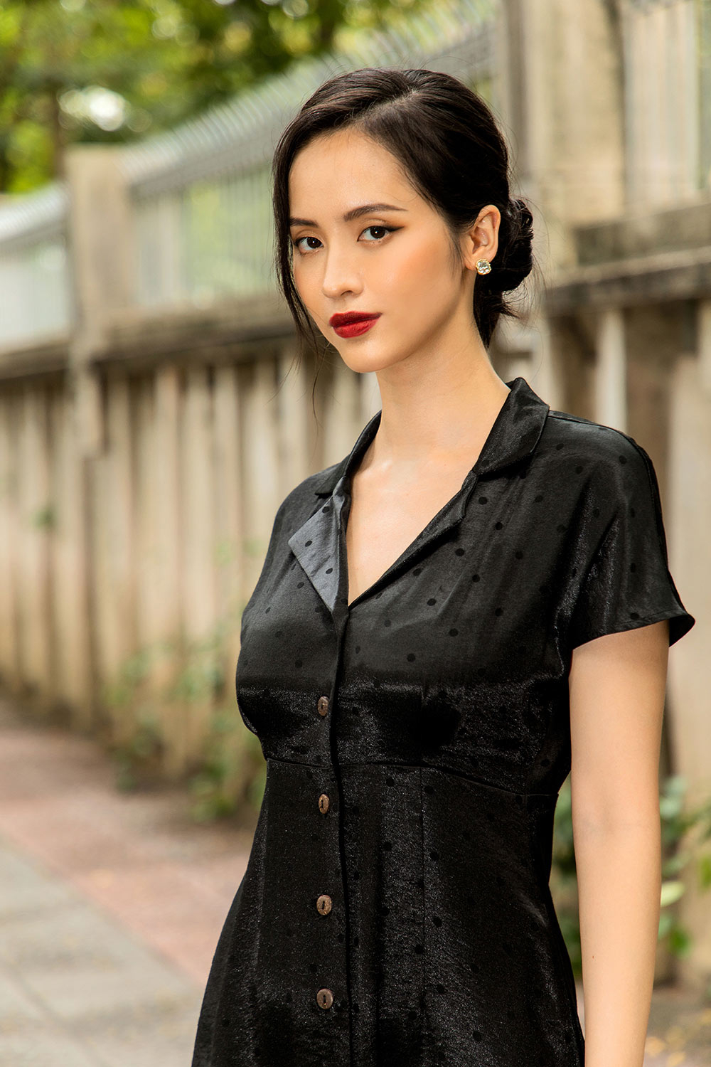 Đầm sơ mi dáng dài màu đen chấm bi 