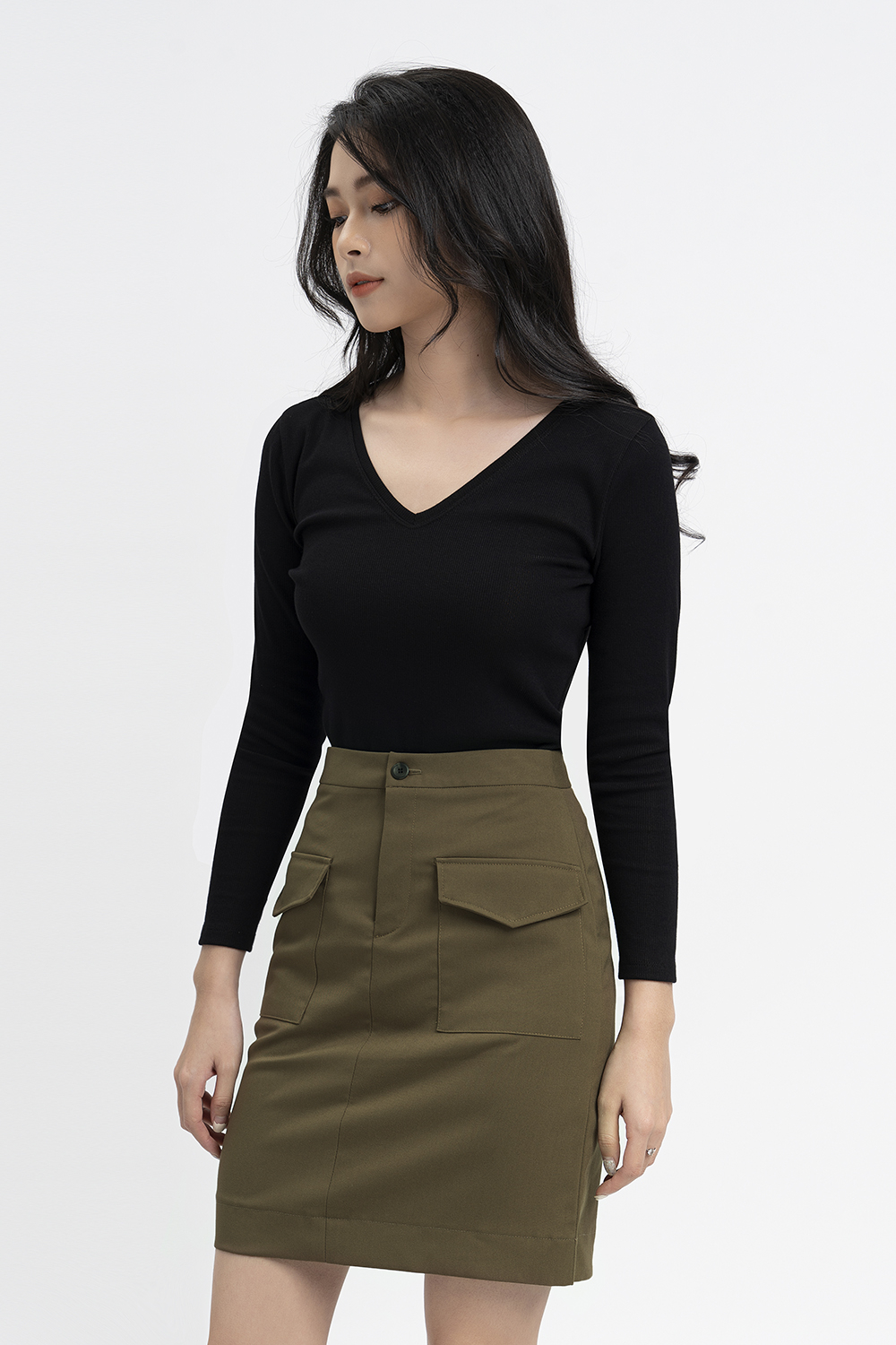 Áo thun đen tay dài cổ V 