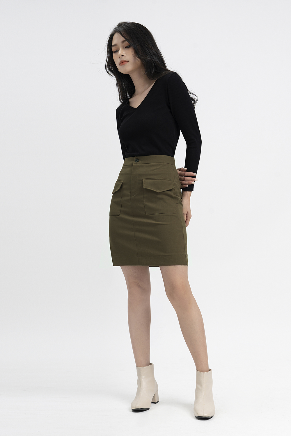 Áo thun đen tay dài cổ V 