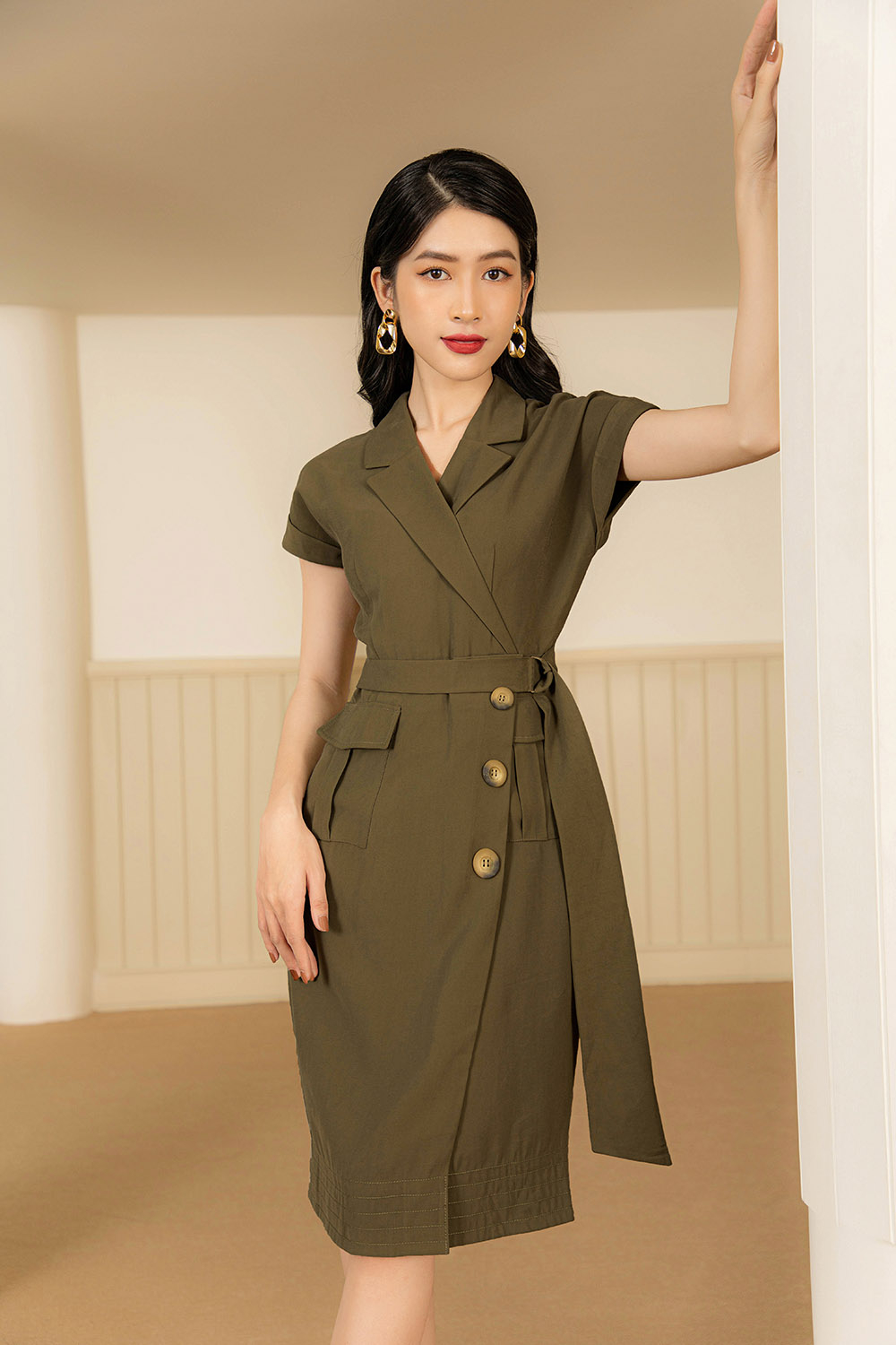 Đầm chữ A đắp chéo đính nút nhấn eo 