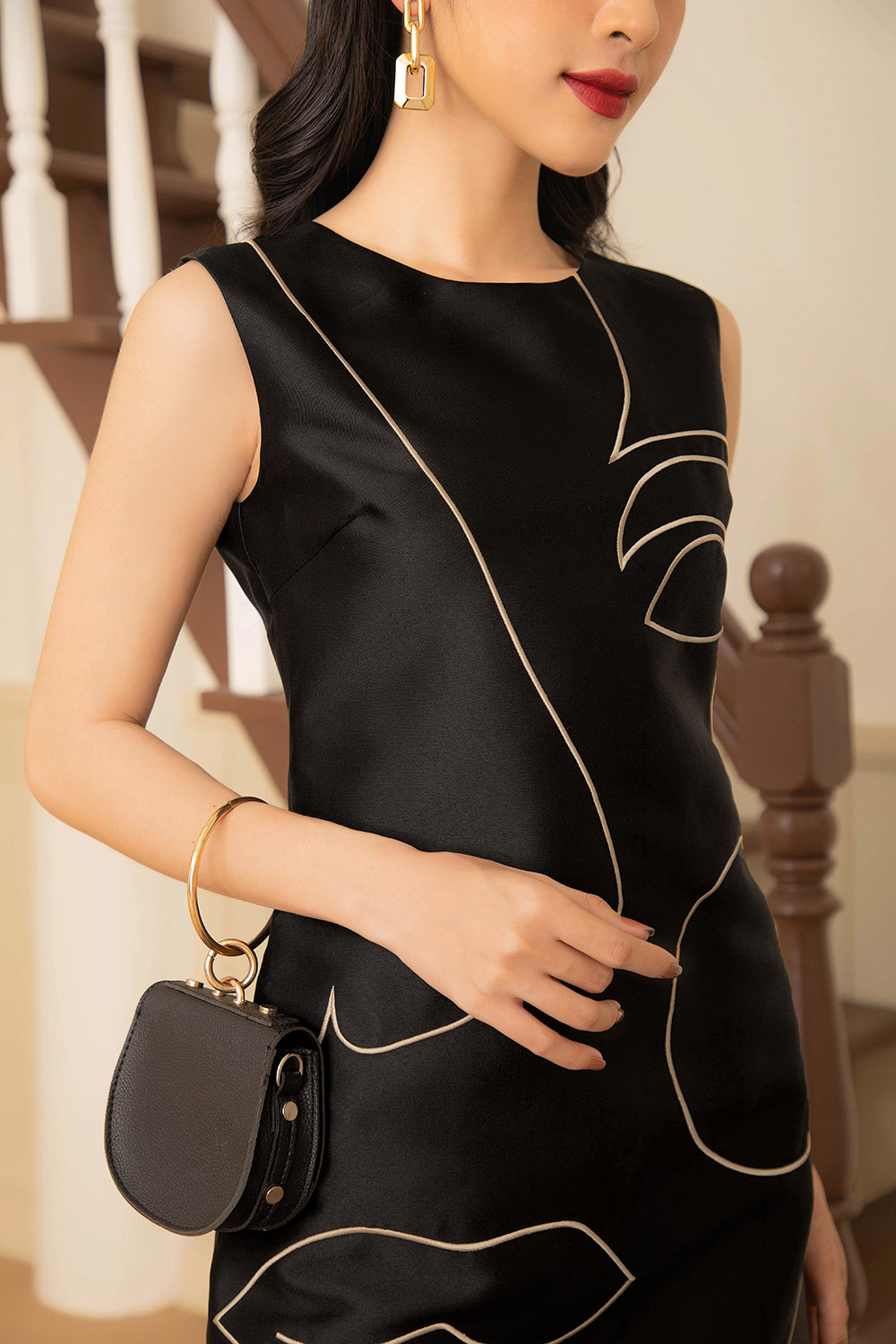 Đầm đen phối vàng dáng suông 