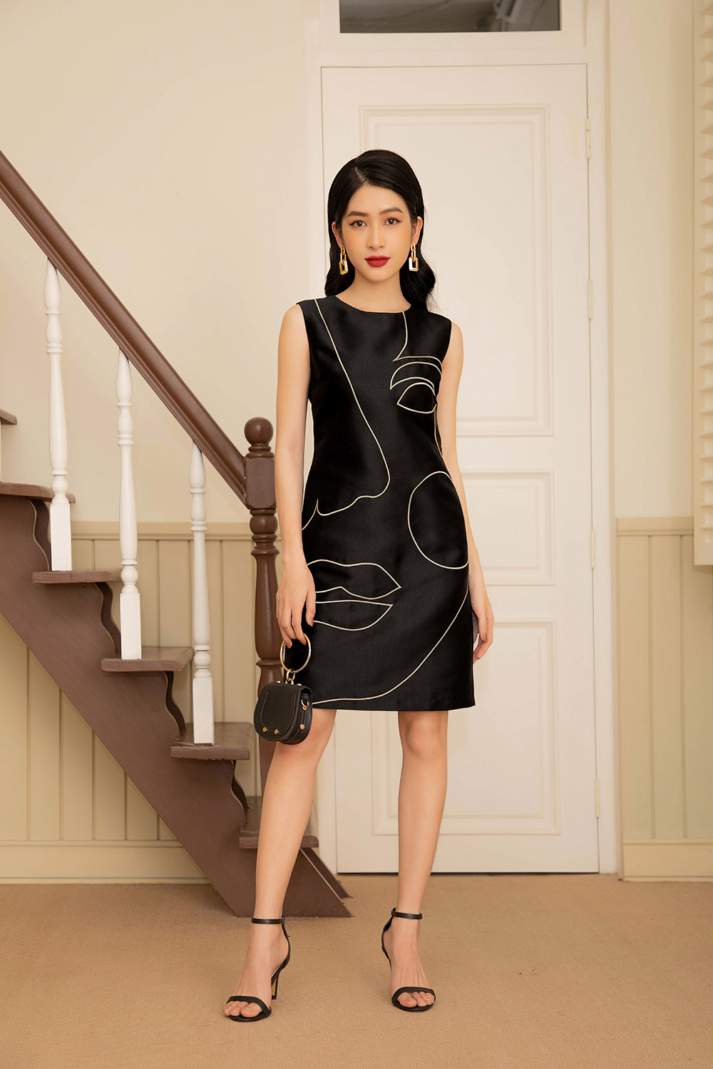 Đầm đen phối vàng dáng suông 