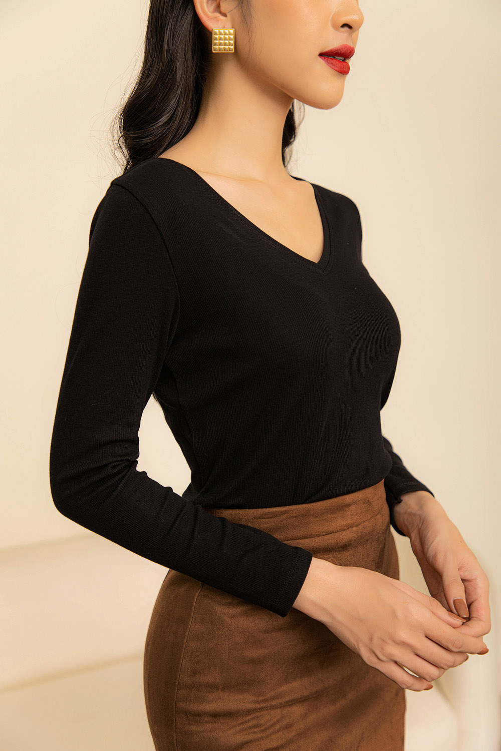 Áo thun đen tay dài cổ V 