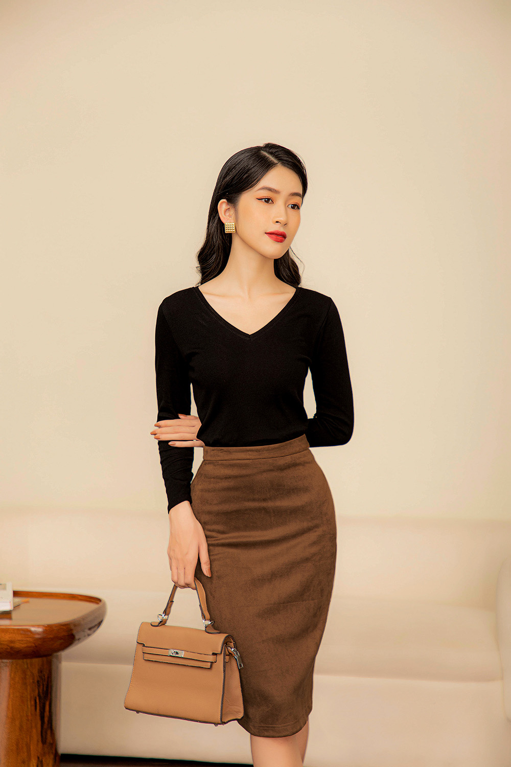 Áo thun đen tay dài cổ V 