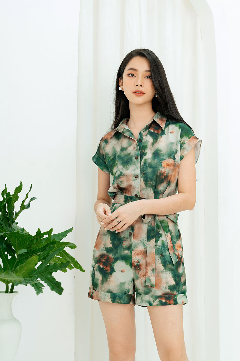 Jumpsuit ngắn họa tiết tie dye eo thắt nơ 