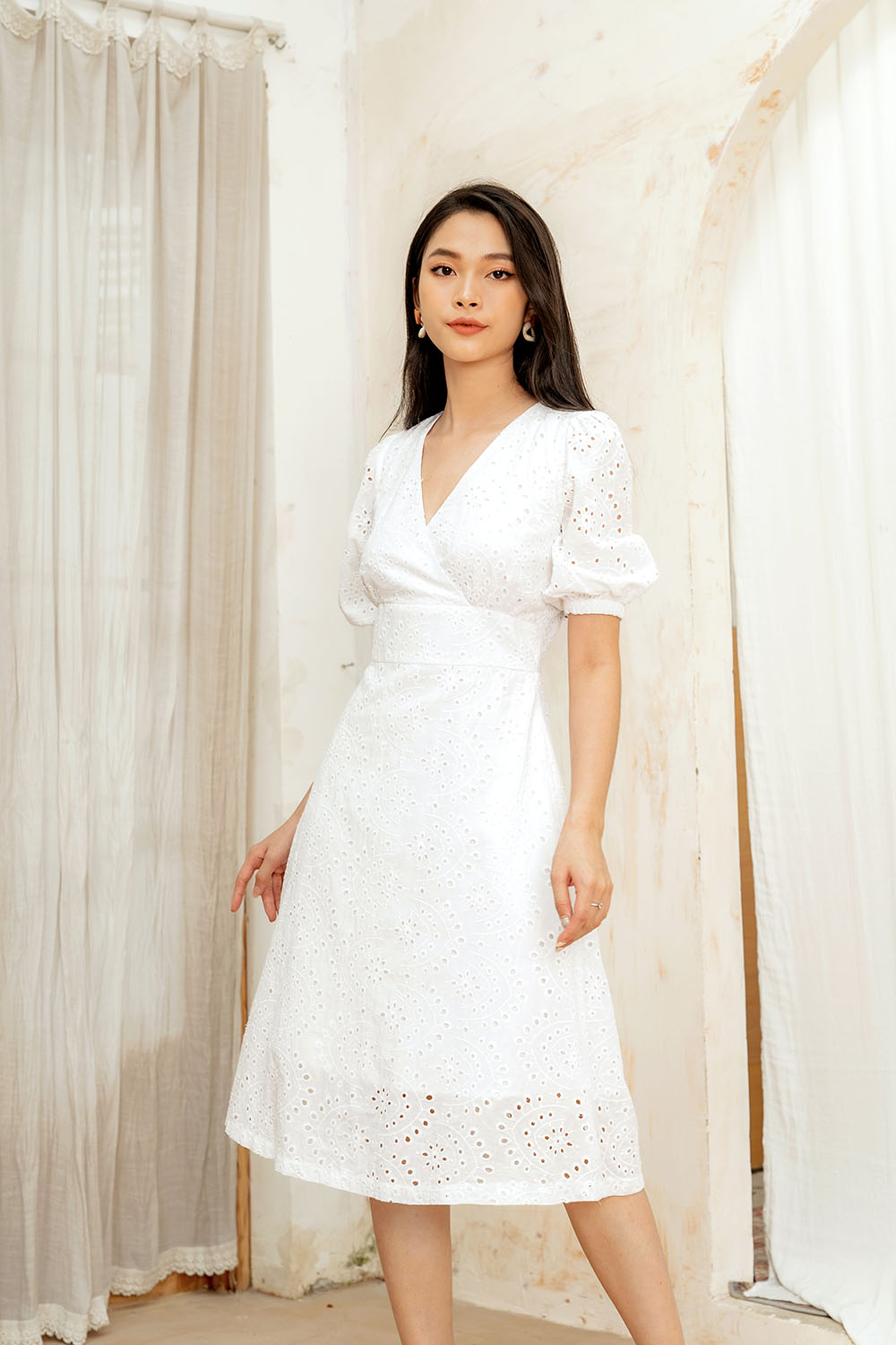 Đầm xòe trắng eo cao cổ V