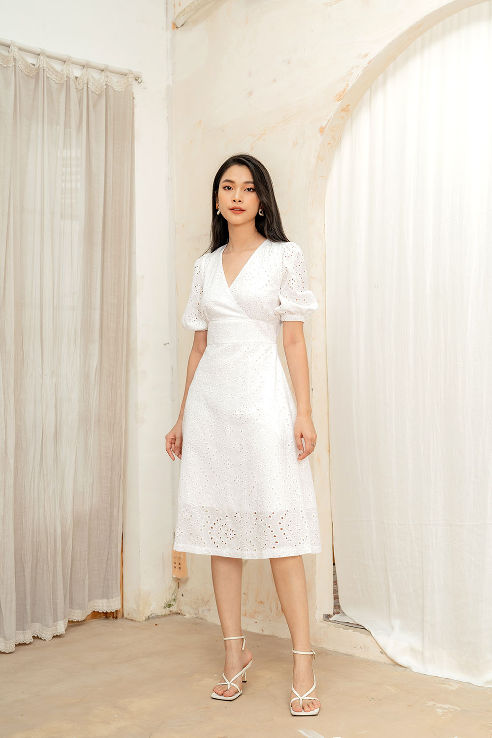 Đầm xòe trắng eo cao cổ V