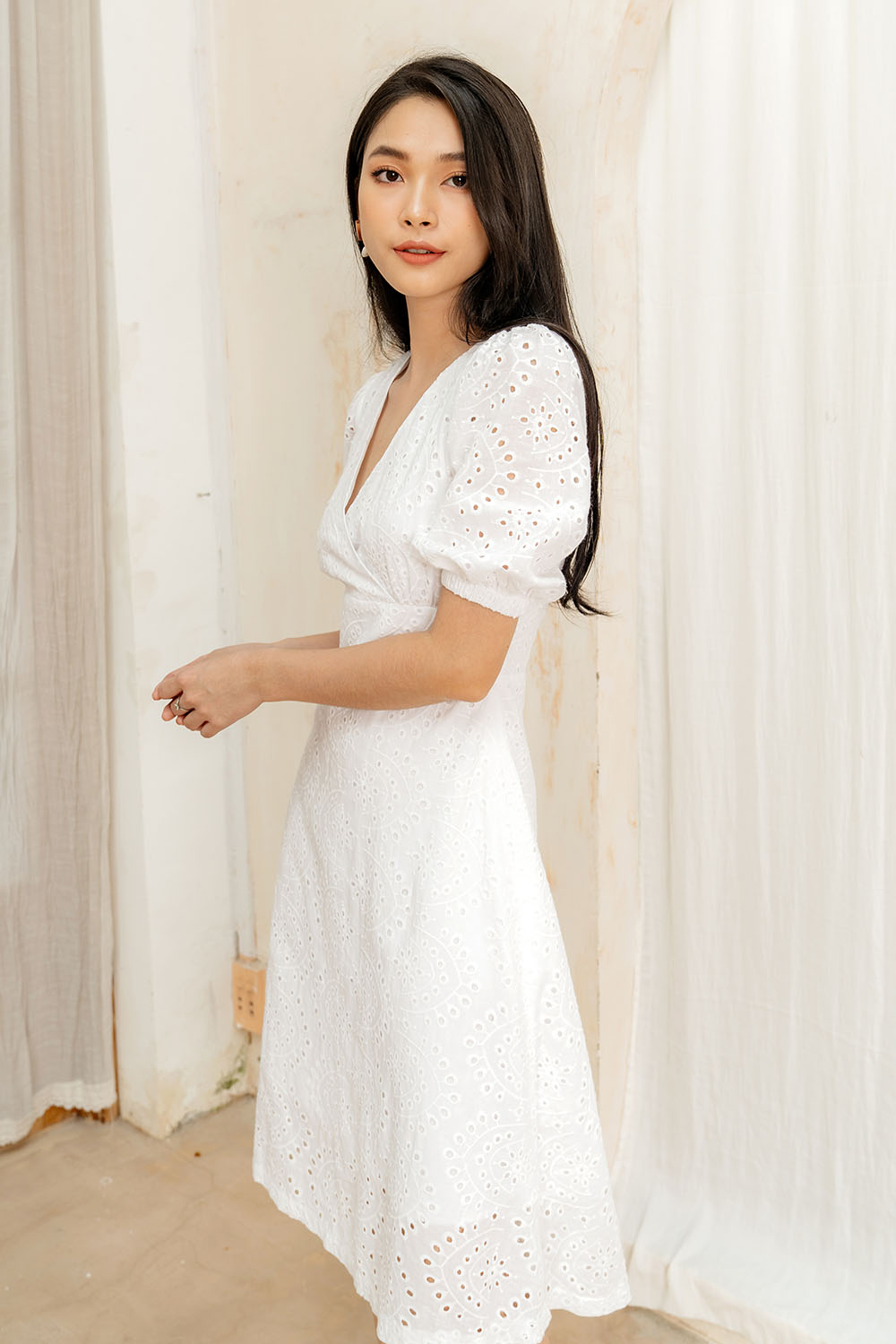 Đầm xòe trắng eo cao cổ V