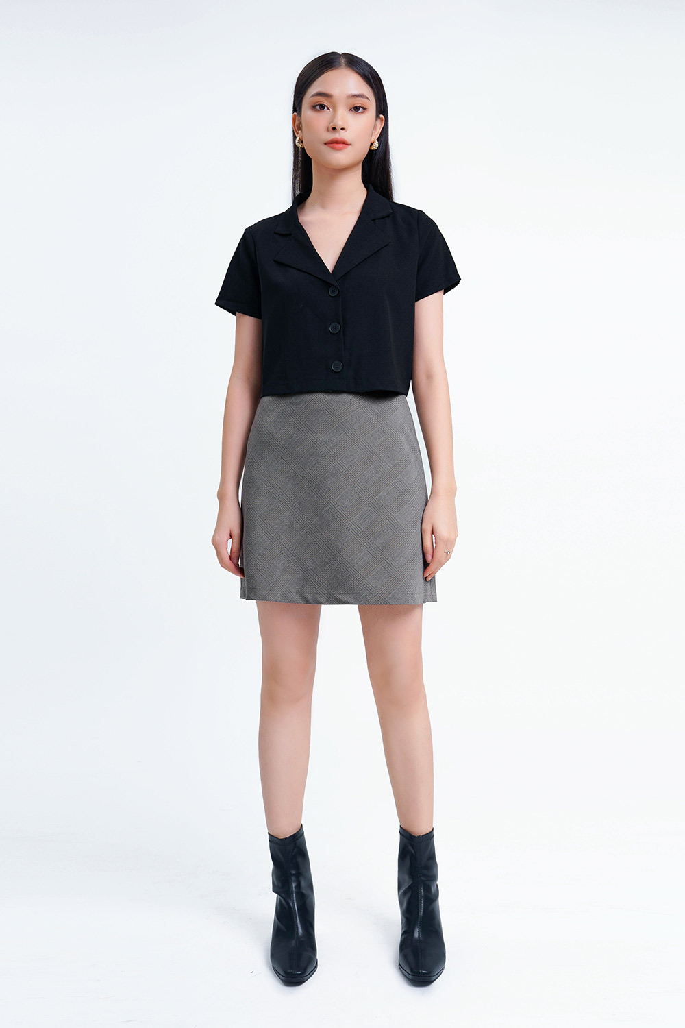 Áo sơ mi croptop đen cổ danton 