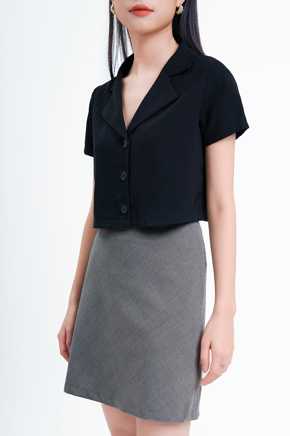 Áo sơ mi croptop đen cổ danton 