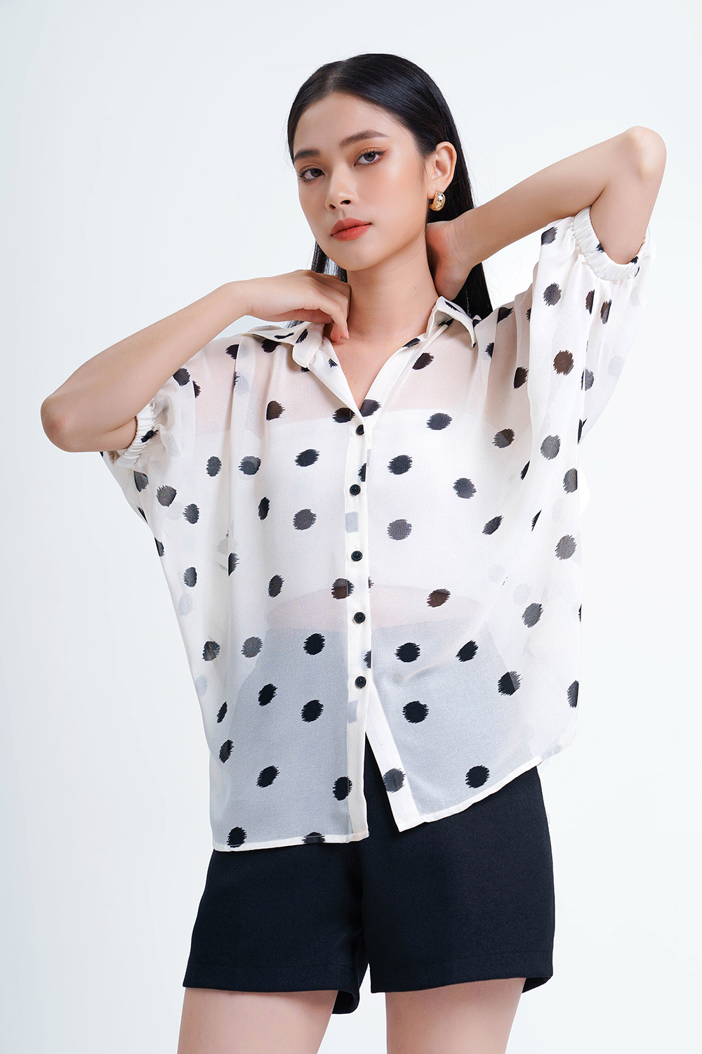 Áo sơ mi trắng chấm bi đen