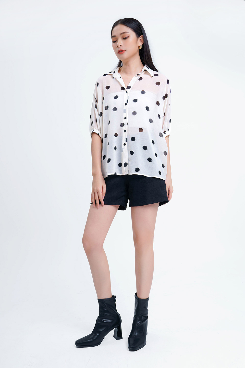 Áo sơ mi trắng chấm bi đen