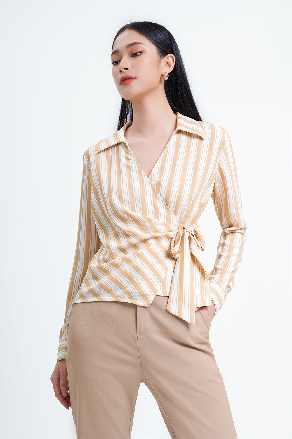 Áo sơ mi kẻ sọc vạt bất đối xứng