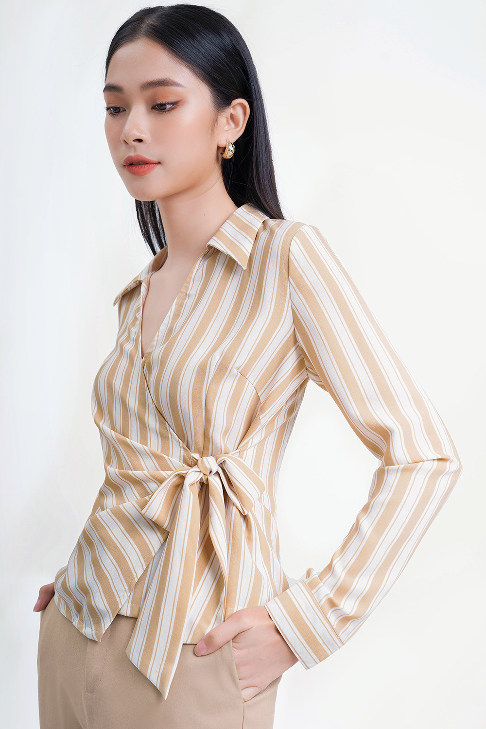 Áo sơ mi kẻ sọc vạt bất đối xứng