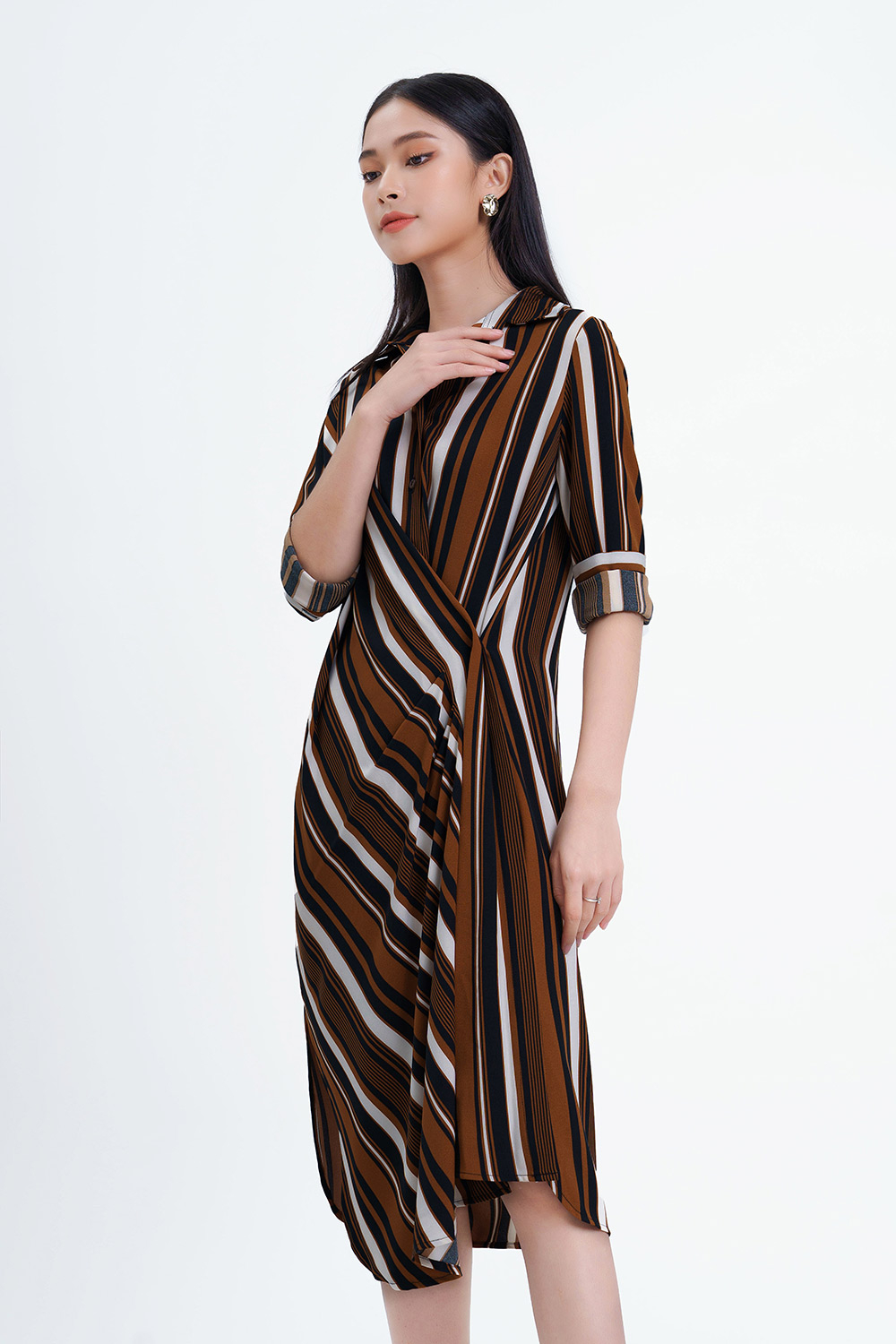 Đầm kẻ dáng suông vạt đắp chéo xẻ tà 