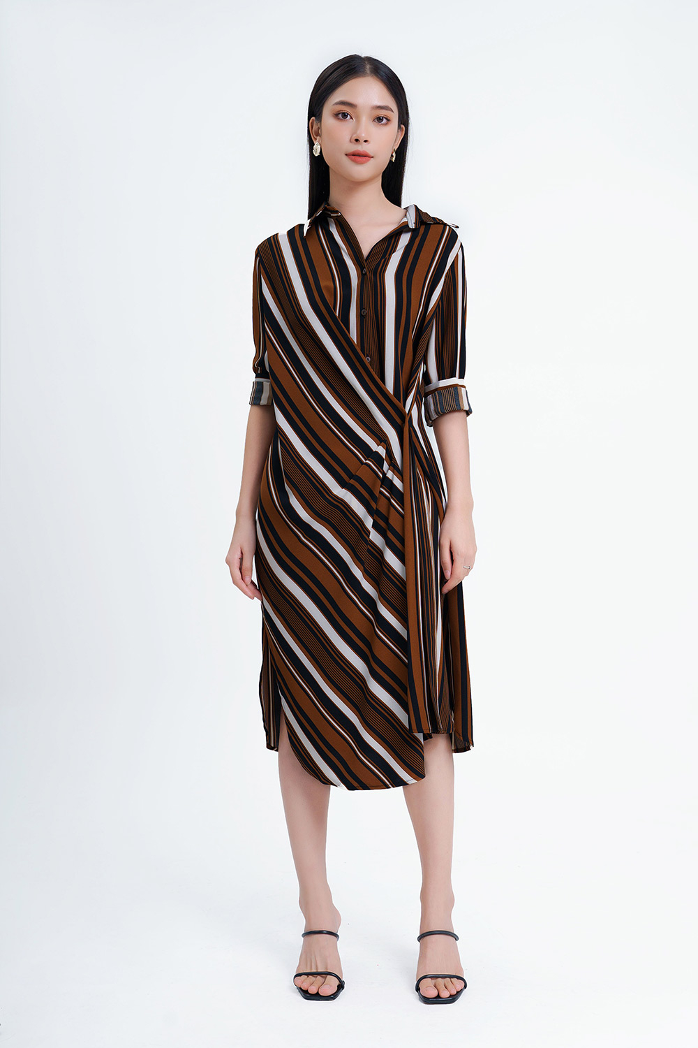 Đầm kẻ dáng suông vạt đắp chéo xẻ tà 