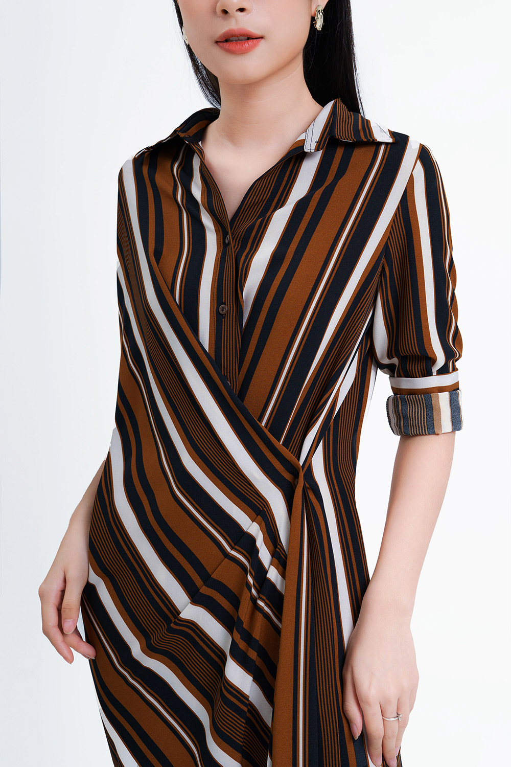 Đầm kẻ dáng suông vạt đắp chéo xẻ tà 