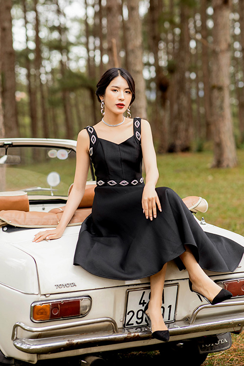 Đầm dự tiệc hai dây màu đen HL15-01