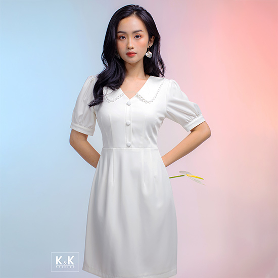 Đầm trắng dáng chữ A cổ sen đính nút KK105-39