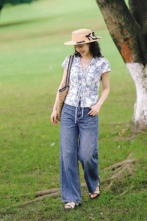 Quần jean màu xanh đậm