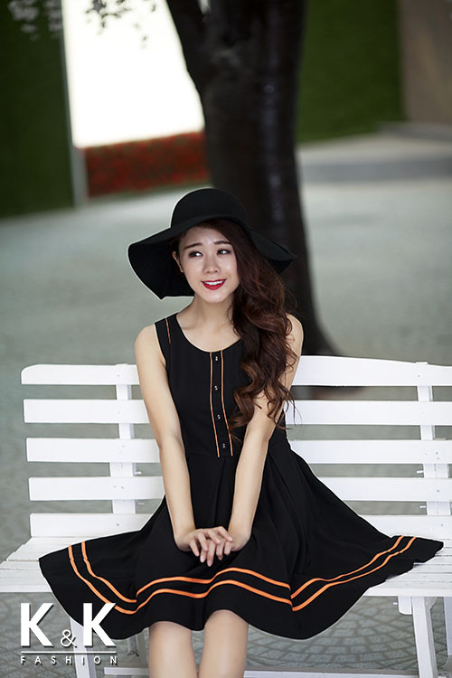 váy ngắn xếp ly trắng đen