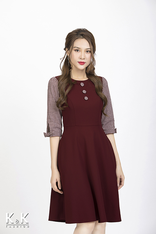 Đầm đỏ phối caro tay lỡ